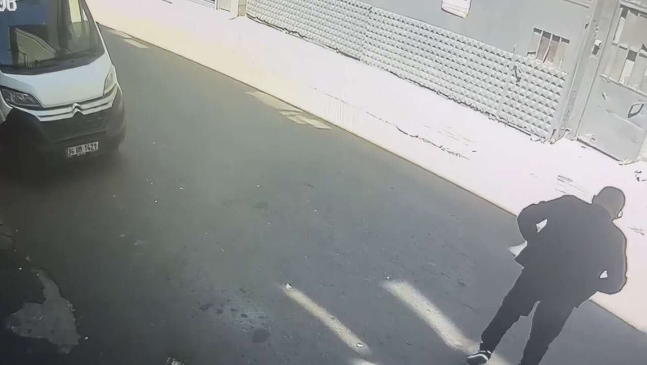Eşiyle ilişkisi olduğunu düşündüğü çalışanı silahla vurdu 4
